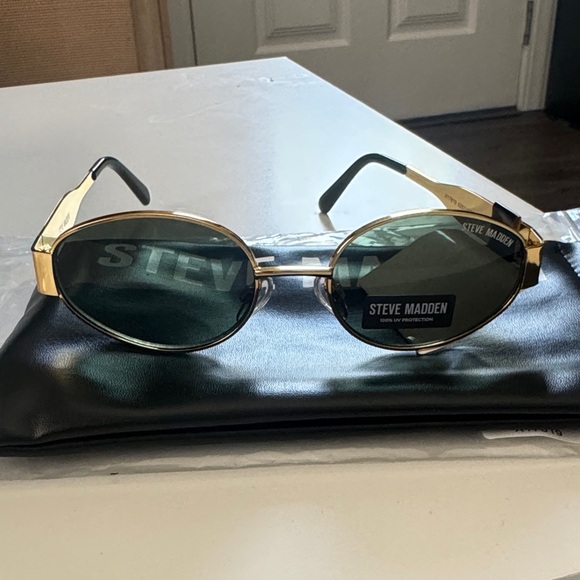 Steve Madden Gold and Black Sunglasses - Picture 2 of 3